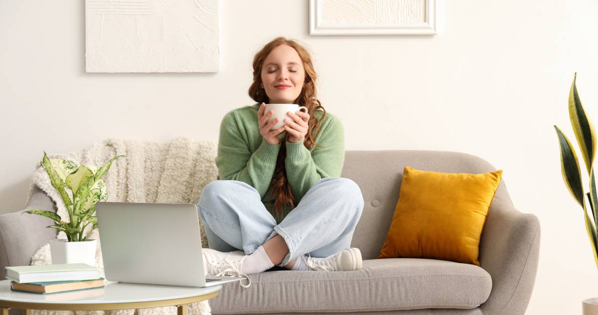 Mujer disfruta de una infusión de hibisco