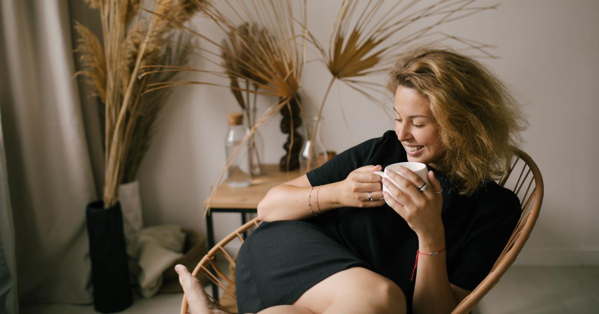 Mujer bebiendo té en una taza