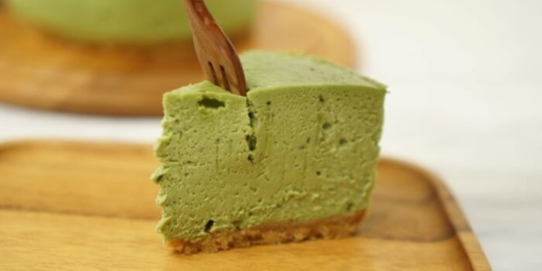 Pastel de queso con té matcha